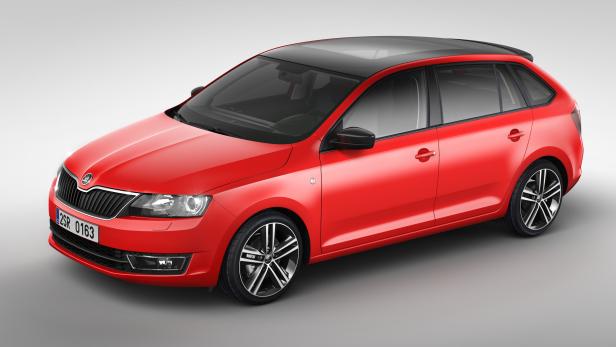 Ein roter Škoda Rapid Spaceback mit schwarzem Dach vor einem neutralen Hintergrund.