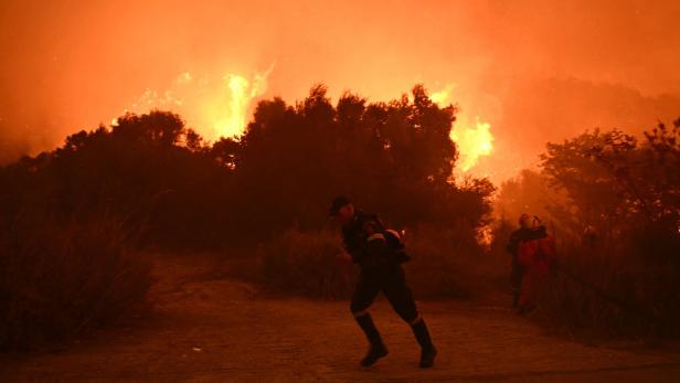 TOPSHOT-GREECE-FIRE-ENVIRONMENT