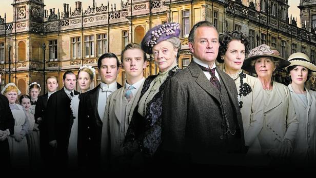 Der Cast der Serie Downton Abbey vor "ihrem" Herrenhaus