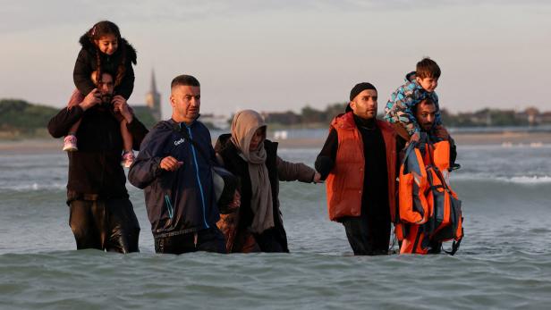 Migrants leave French coast in dinghies as UK, France tighten asylum rules