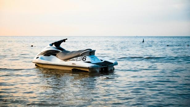 Ein weiß-schwarzer Yamaha WaveRunner liegt im Wasser.