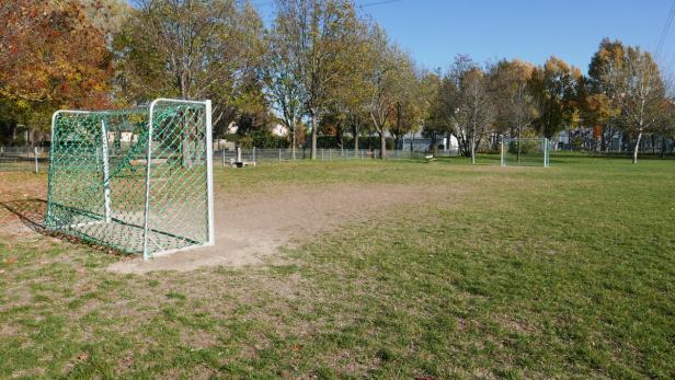 Früher undenkbar: Fußballplatz ohne Fußballkinder im Floridsdorfer Aupark