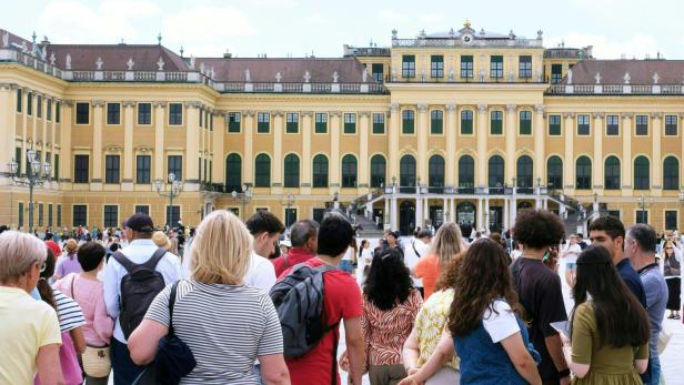 Touristen besuchen das Schloss Schönbrunn in Wien.