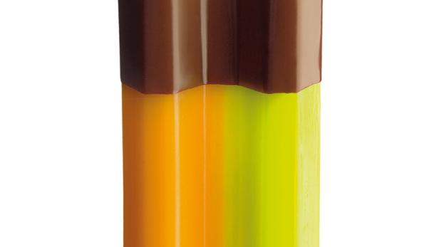 Ein dreifarbiger Eisriegel mit Schokoladenüberzug auf zwei Holzstielen.