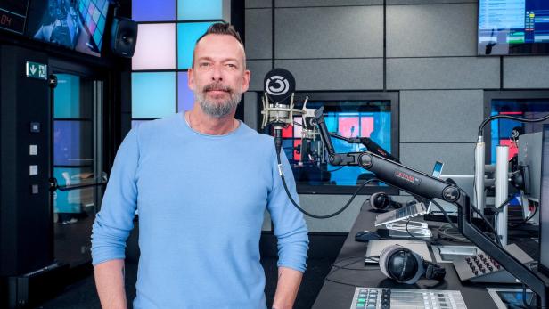 Wecker-Moderator Robert Kratky im Ö3-Studio.