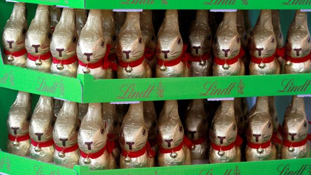 FILE PHOTO: Gold-wrapped Easter chocolate bunnies are displayed during the annual news conference of Swiss chocolatier Lindt & Spruengli in Kilchberg near Zurich