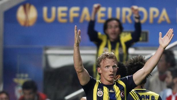 Fenerbahce&#039;s Dirk Kuyt celebrates his goal against Benfica during their Europa League semi-final second leg soccer match at Luz stadium in Lisbon May 2, 2013. REUTERS/Jose Manuel Ribeiro (PORTUGAL - Tags: SPORT SOCCER)