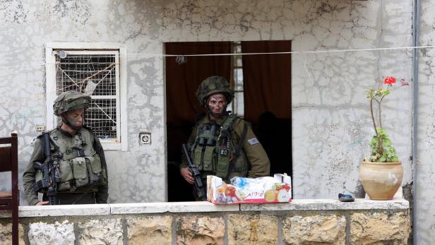 Israelische Soldaten durchsuchten Häuser im Viertel Tel Rumeida.