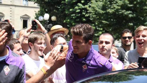 epa03788823 New German forward of Fiorentina, Mario Gomez, arrives at Fanfani&#039;s Clinic for medical tests, Florence, 15 July 2013. Gomez will be presented in the afternoon at Artemio Franchi Stadium. EPA/CARLO FERRARO