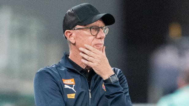 FUSSBALL: CONFERENCE LEAGUE / QUALIFIKATION / 2. RUNDE / RÜCKSPIEL: SK RAPID - DECIC TUZI Peter Stöger überlegt, welche Spieler er bringt