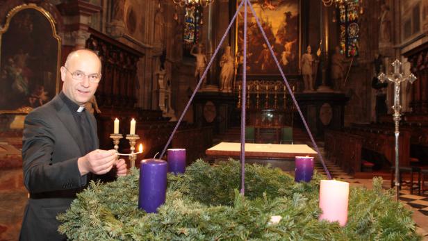 Dompfarrer Toni Faber entzündet die vierte Kerze am Adventkranz im Wiener Stephansdom