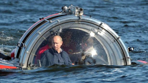 epa03788953 RECROPPED VERSION OF epa03788945 - Russian President Vladimir Putin looks from the glass dome of the under water vehicle &#039;Sea Explorer-5&#039; during its diving to the Russian sailing frigate &#039;Eagle&#039; which sank in 1869, near the Gogland island in the Baltic Sea off coast the St. Petersburg region, Russia, 15 July 2013. The exploration dive to the sunken frigate &#039;Eagle&#039; is a scientific project financed by the Russian Geographic Society. EPA/ALEXEI NIKOLSKY/RIA NOVOSTI/KREMLIN POOL