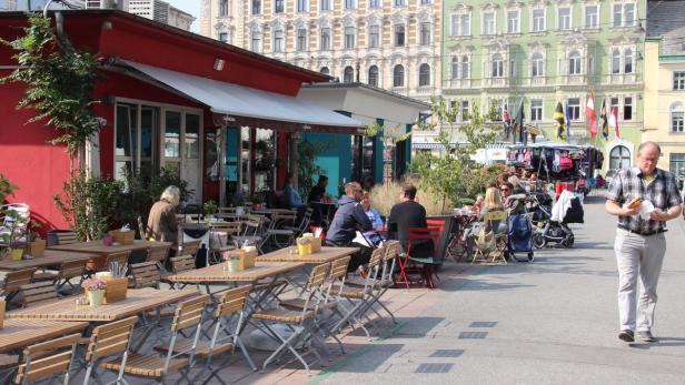 Zwischen Marktständen und Cafés führen die Leopoldstädter einen politischen Diskurs.