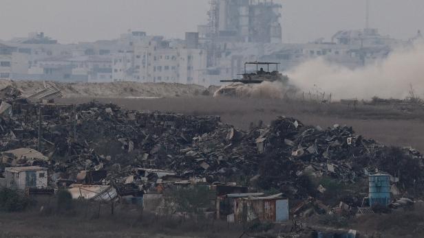 Israeli tank maneuvers in Gaza