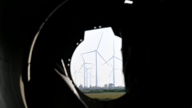 ++ THEMENBILD ++ WINDPARK / ENERGIE / STROM / WINDRÄDER / WINDKRAFT / WINDENERGIE