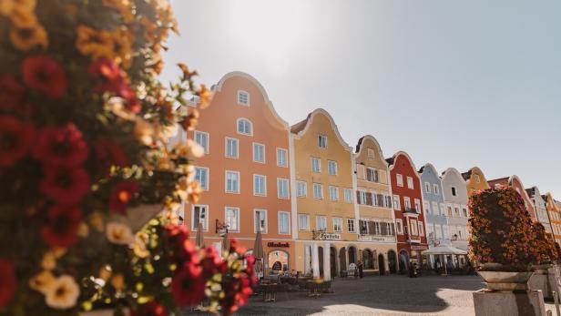 Barock Bürgermhäuser auf einem großen Platz, auf dem Blumenkisten stehen