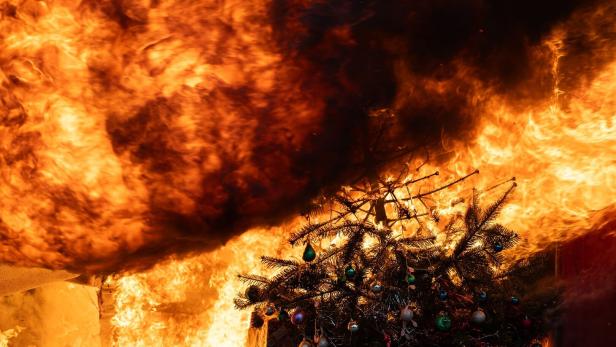 Berliner Feuerwehr zu mehr Sicherheit in der Weihnachtszeit Berliner Feuerwehr zu mehr Sicherheit in der Weihnachtszeit