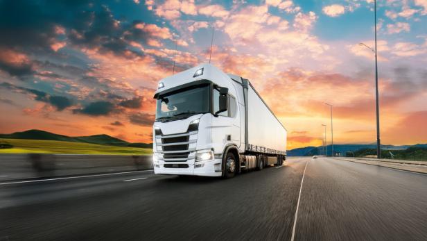 Ein LKW im Sonnenuntergang 