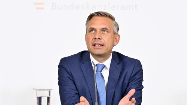 Auf dem Bild sieht man den österreichischen Wirtschaftsminister Wolfgang Hattmannsdorfer in einem blauen Anzug. Auf dem Bild sieht man den österreichischen Wirtschaftsminister Wolfgang Hattmannsdorfer in einem blauen Anzug.