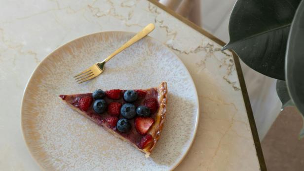 Stück Kuchen liegt in einem Café auf einem Marmortisch