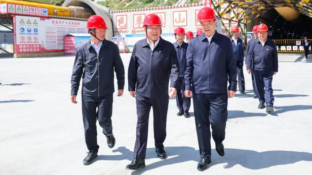 Chinas Premier Li Qiang beim Spatenstich (M.)