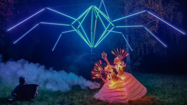 Ein Foto der bunten Installationen bei Nacht in der Blockheide.