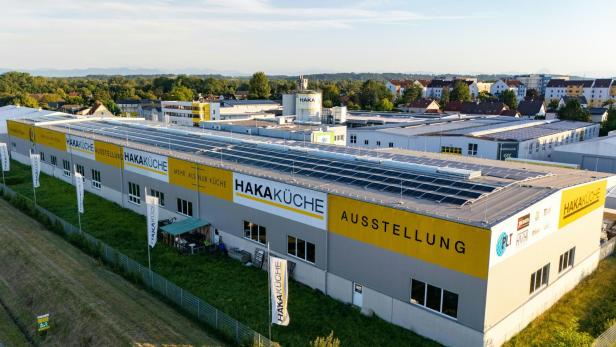 Das Haka Küchen Ausstellungsgebäude mit Solaranlage auf dem Dach.