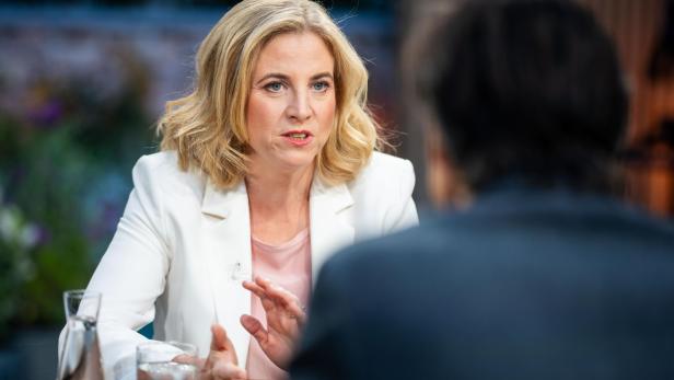 Meinl-Reisinger im ORF-Sommergespräch: Sommerschule, Skandal und Sparpotenzial