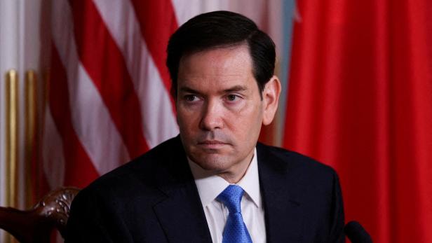 Marco Rubio vor Mikrofon und rotem Vorhang