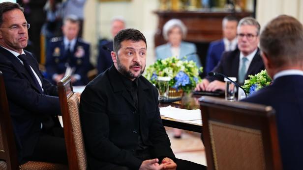 Wolodymyr Selenskij bei seinem Besuch im Weißen Haus am Tisch mit den EU-Spitzen.
