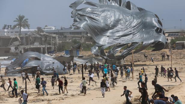 Auf Fallschirmen befestigte Hilfsgüter landen in Gaza