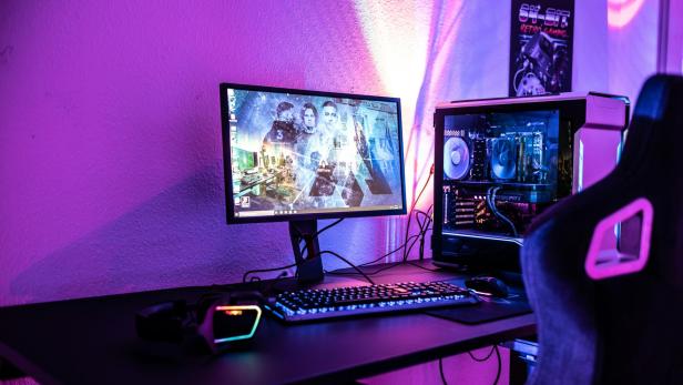 Das Setup eines Streamers mit Schreibtisch und Gaming-Sessel