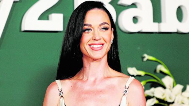 FILES-US-AEROSPACE-SPACE-BLUEORGIN Katy Perry lächelt vor einem grünen Hintergrund mit Blumen.