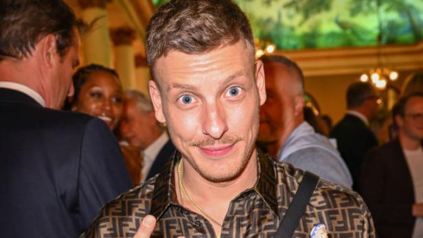 Comedian Felix Lobrecht lächelt direkt in die Kamera.