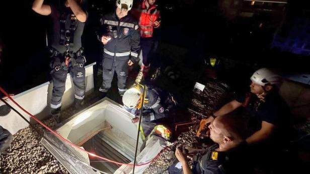  JUGENDLICHER KRACHTE DURCH LICHTKUPPEL