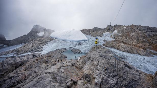 ++ THEMENBILD ++ TOURISMUS / TOURISTEN / FREIZEIT / WANDERN / ALPINISMUS / ALPEN / GLETSCHER / NATUR / KLIMA / KLIMAERWÄRMUNG ++ACHTUNG SPERRFRIST: MITTWOCH, 20. AUGUST 2025, 14:00 UHR ++