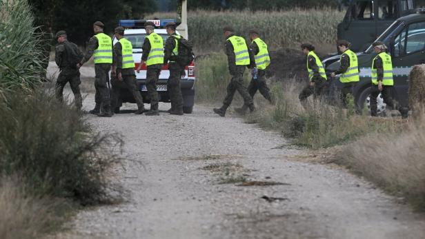 Das polnische Militär und die Polizei sichern die Umgebung eines Maisfeldes, wo eine russische Drohne abstürzte