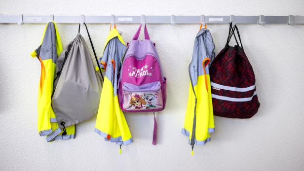 SCHULE, KINDER, SCHULKINDER, LEHRER, SCHULANFANG, SCHULBEGINN, SCHUELER, ERSTE, KLASSE, SCHULZIMMMER SCHULE, KINDER, SCHULKINDER, LEHRER, SCHULANFANG, SCHULBEGINN, SCHUELER, ERSTE, KLASSE, SCHULZIMMMER