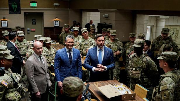 Vize-Präsident JD Vance und Verteidigungsminister Pete Hegseth mit Soldaten der in Washington stationierten Nationalgarde