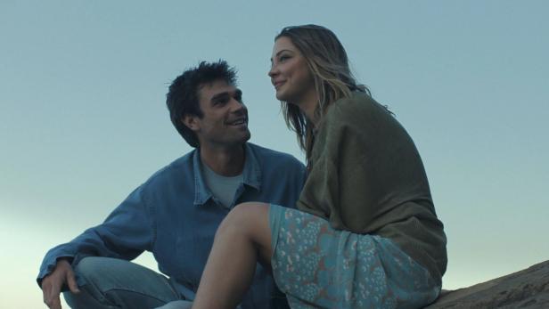 K. J. Apa als Jack und Madelyn Cline als Heather im Film "Liebe findet uns"