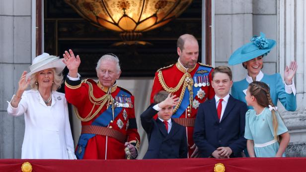 Die britische Königsfamilie steht auf dem Balkon des Buckingham-Palasts in London.