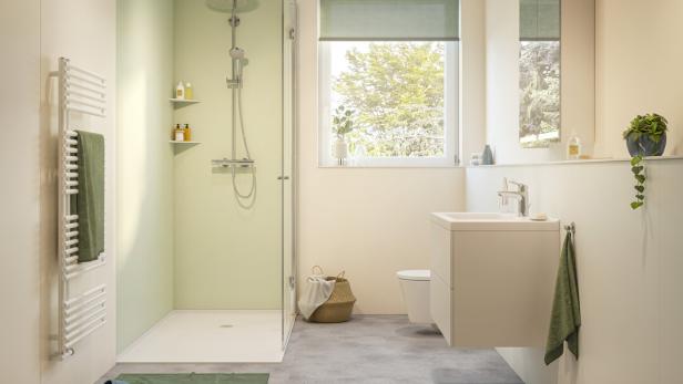 Modernes barrierefreies Badezimmer.