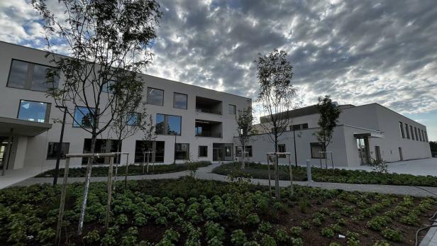 Bildungscampus Oberwart: Schulgebäude, davor Grünfläche