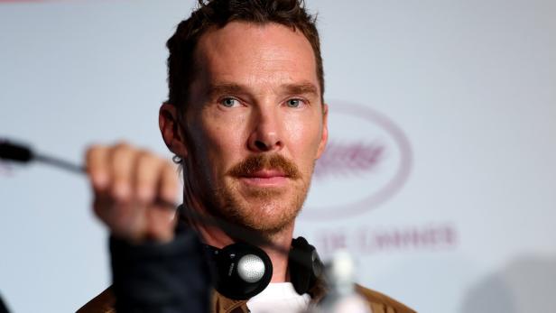 Benedict Cumberbatch schaut nachdenklich an der Kamera vorbei.