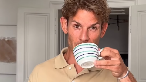 Influencer Maximilan Weißenböck trinkt aus einer Tassee