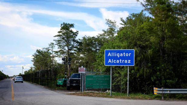Die Einfahrt zu "Alligator Alcatraz" mit einem Schild, wo "Alligator Alcatraz" draufsteht