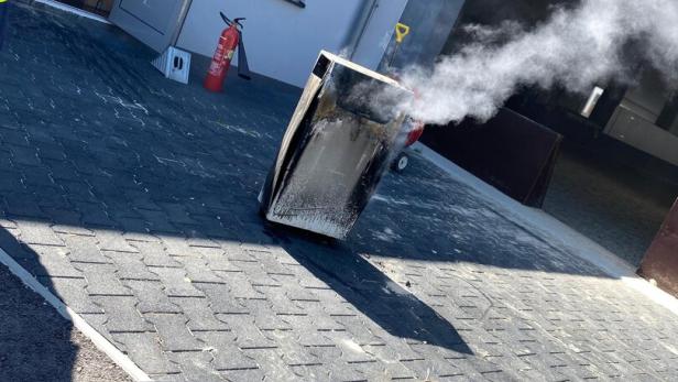 Batterie einer PV-Anlage, Rauch steigt auf