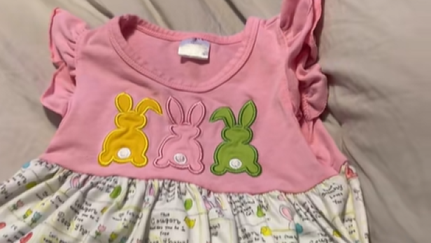 Rosa-weißes Mädchenkleid mit drei bunten Hasen und Sprüchen