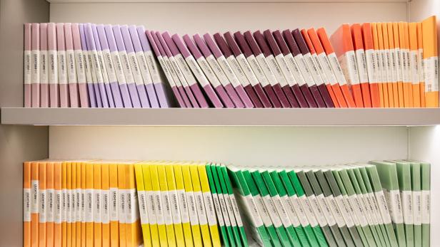 Bunte Bücher in einem Regal.