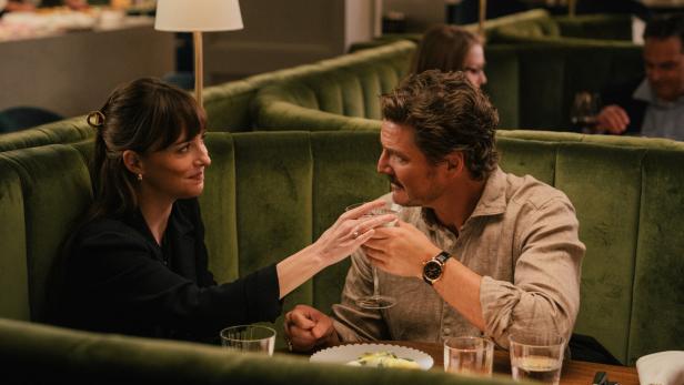 Dakota Johnson und Pedro Pascal am Set von „The Materialists“.